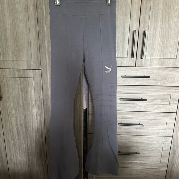 *****SOLD***** NWT PUMA Women's Classic Pintuck Flared Leggings-Grey - Picture 3 of 9